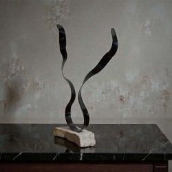 sculpture métal noir et pierre