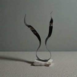 sculpture métal noir et pierre