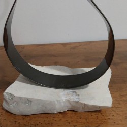 sculpture métal noir et pierre