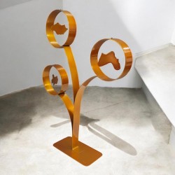Création artisanale en métal orange