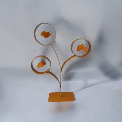 Création artisanale en métal orange