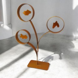 Création artisanale en métal orange