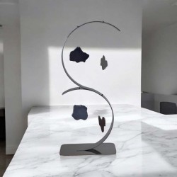 Sculpture abstraite en métal fait main gris chrome