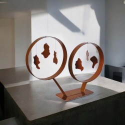 Objet décoratif fait main en métal orange