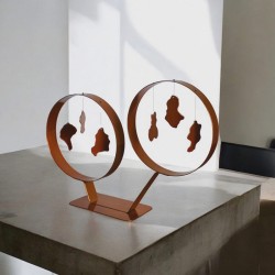Objet décoratif fait main en métal orange