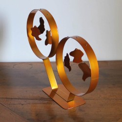 Objet décoratif fait main en métal orange