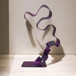 Création sculpture ruban abstraite en métal NaguraDesign, lame de métal en acier couleur violet, sculpture moderne design.