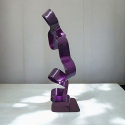 Création sculpture ruban abstraite en métal NaguraDesign, lame de métal en acier couleur violet, sculpture moderne design.