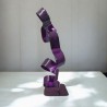 Création sculpture ruban abstraite en métal NaguraDesign, lame de métal en acier couleur violet, sculpture moderne design.
