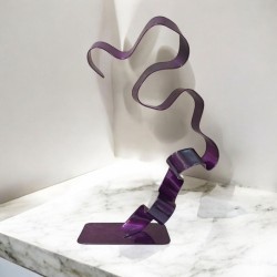 Création sculpture ruban abstraite en métal NaguraDesign, lame de métal en acier couleur violet, sculpture moderne design.