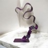 Création sculpture ruban abstraite en métal NaguraDesign, lame de métal en acier couleur violet, sculpture moderne design.