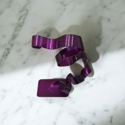 Création sculpture ruban abstraite en métal NaguraDesign, lame de métal en acier couleur violet, sculpture moderne design.