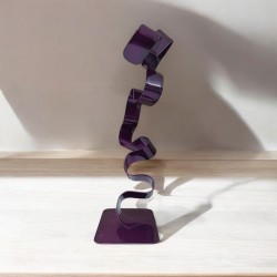 Création sculpture ruban abstraite en métal NaguraDesign, lame de métal en acier couleur violet, sculpture moderne design.
