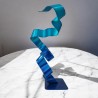 Création sculpture abstraite ruban torsadé en métal, lame de métal en acier torsadé, bicolore marine et turquoise. Art moderne.