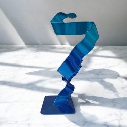 Création sculpture abstraite ruban torsadé en métal, lame de métal en acier torsadé, bicolore marine et turquoise. Art moderne.