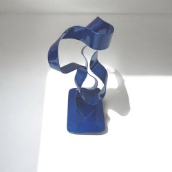 sculpture abstraite métal bleu marine