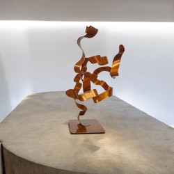 sculpture abstraite métal orange