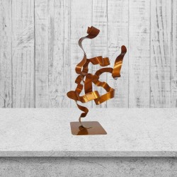 Sculpture abstraite en métal NaguraDesign, création lame en acier couleur orange, sculpture moderne design.