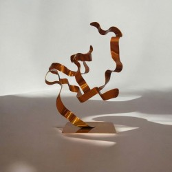 sculpture abstraite métal orange