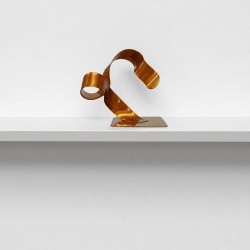 sculpture abstraite métal orange