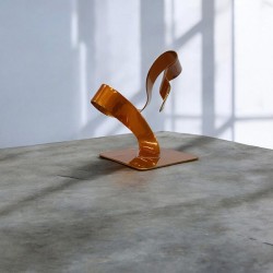 sculpture abstraite métal orange
