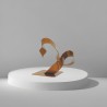 Création sculpture ruban abstraite en métal NaguraDesign, lame de métal en acier couleur orange, sculpture moderne design.