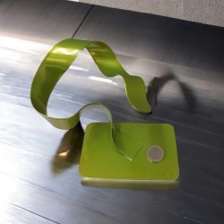 sculpture abstraite en métal vert anis