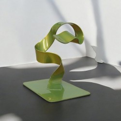 sculpture abstraite en métal vert anis