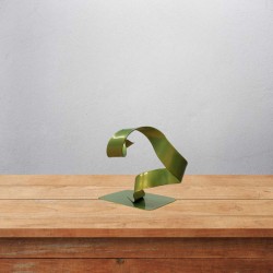 sculpture abstraite en métal vert anis