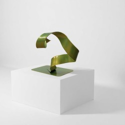 sculpture abstraite en métal vert anis