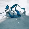 sculpture abstraite en métal bleu turquoise