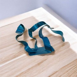 sculpture abstraite en métal bleu turquoise