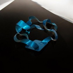 sculpture abstraite en métal bleu turquoise