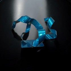 sculpture abstraite en métal bleu turquoise