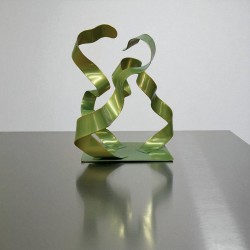sculpture abstraite en métal vert anis