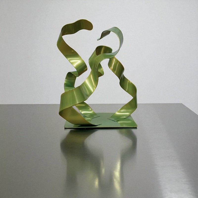 sculpture abstraite en métal vert anis