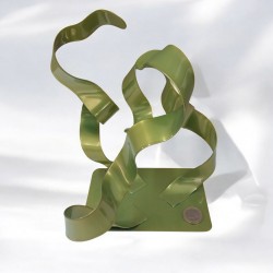 sculpture abstraite en métal vert anis
