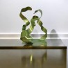 sculpture abstraite en métal vert anis