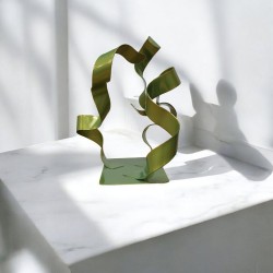 sculpture abstraite en métal vert anis