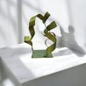 sculpture abstraite en métal vert anis