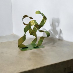 sculpture abstraite en métal vert anis