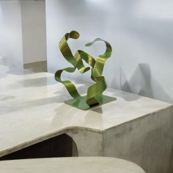 sculpture abstraite en métal vert anis