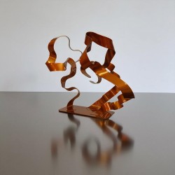 sculpture abstraite en métal orange