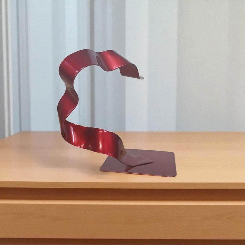 Création sculpture ruban abstraite en métal NaguraDesign, lame de métal en acier couleur rouge, sculpture moderne design.