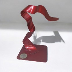 Création sculpture ruban abstraite en métal NaguraDesign, lame de métal en acier couleur rouge, sculpture moderne design.
